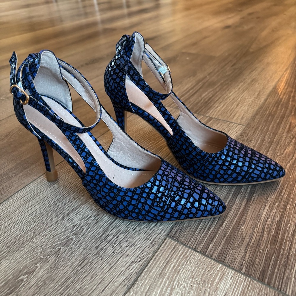 Pointed Toe Blue Crocodile Patterned Stiletto Pumps, Ankle Strap Heels - Picture 2 of 7